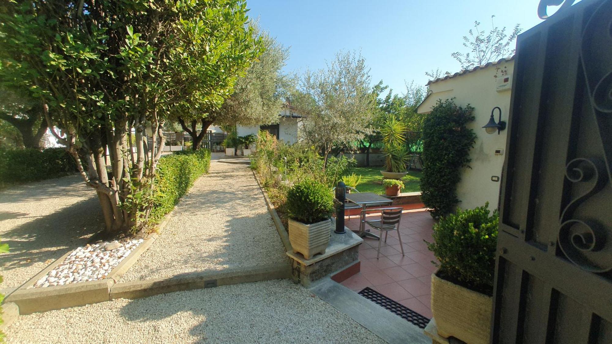 Lilli Urban Garden - Private Garden And Reserved Free Parking In Detached House Surrounded By The Greenery Of Appartamento Roma